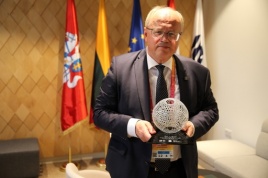 Romas Jankauskas su Tarptautinio parodų biuro Sidabro apdovanojimu, gautu už Lietuvos pavilijono kūrybišką ekspoziciją
